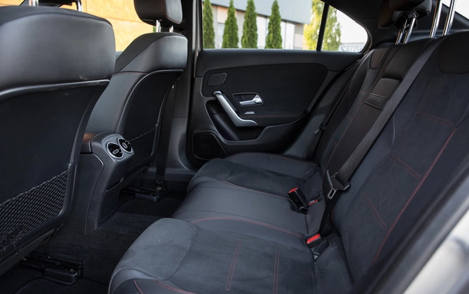 Mercedes-Benz Klasa A cena 106000 przebieg: 74000, rok produkcji 2018 z Radom małe 407